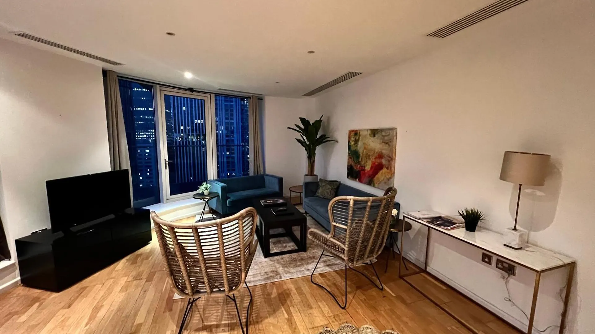Panoramic View In Canary Wharf Penthouse Londres